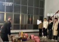 男子当兵7个发小主动给其家人拜年 看到掏红包全跑了