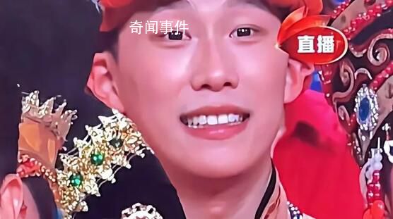 微笑19秒群演小哥火了:平时也这么笑
