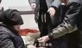8旬老人给108岁妈妈磕头要红包  网友称，太幸福了