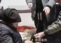 8旬老人给108岁妈妈磕头要红包  网友称，太幸福了