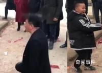 河南40岁男子给8岁男孩磕头拜年 拍摄者：大人应该叫小孩爷爷