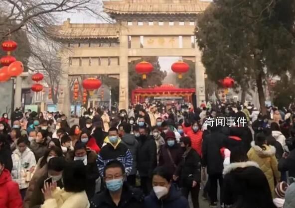 现场:多地景区迎客流高峰 人山人海