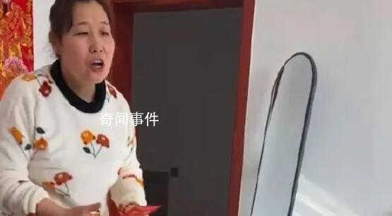 孙子拜年磕头用力过猛心疼坏奶奶 果然还是隔代亲