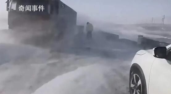 乌鲁木齐等地现风吹雪 交通严重受阻