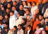一村庄2千人拍“全家福” 场面壮观