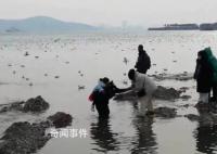 志愿者趴海水中让8游客踩背通过 这一幕太暖心