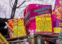 俩老人不顾烟花燃射 抢烟花箱卖钱
