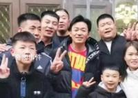王宝强回村过年与村民合影来者不拒 来者不拒被赞没架子