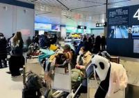 旅客飞抵哈尔滨 结果行李舱门被冻住