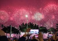 汕头烟花秀:绚烂焰火引市民欢呼