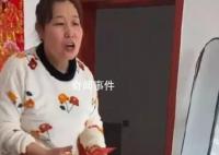 孙子拜年磕头用力过猛心疼坏奶奶 果然还是隔代亲