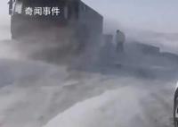 乌鲁木齐等地现风吹雪 交通严重受阻