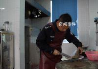 食堂阿姨吃到民警为她做的年夜饭 看到这一桌年夜饭哭了