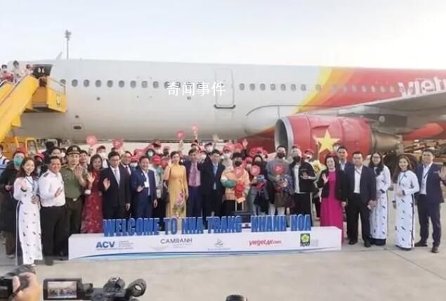 中国游客抵达越南收到鲜花和红包 是3年来抵达该省的首架载有中国游客的航班