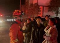 泸定多次地震:吊灯鱼缸猛烈摇晃
