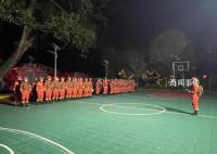 地震后有游客连夜离开泸定