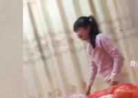 假期剩5天作业剩7本 女孩崩溃大哭 急得蹦下床哭着赶作业