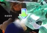 小朋友哈尔滨室外舔冰舌头被粘 温馨提示：切勿模仿