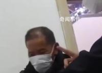 除夕夜民警帮男子找回18万打工钱 安检时拿错背包