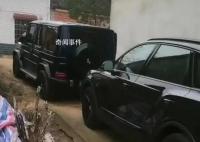 中国钓王邓刚开宾利回村过年 遇到老乡亲切合影