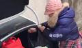 男子返程后备箱被妈妈装了个菜市场 网友：返程行李满满都是爱
