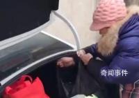 男子返程后备箱被妈妈装了个菜市场 网友：返程行李满满都是爱