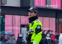 1米85大长腿交警回应走红 我什么都没做值班而已