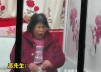 母亲半夜为返程儿子刷鞋哈欠不断 但是手依然在不停的工作