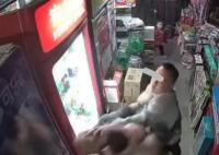 老人护孩子用脚挡狗遭狗主人锁喉推倒 孩子也被吓得哇哇大哭
