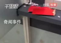 男子ATM机存钱时被满地红包惊呆 当时十分震惊觉得这样子不太好