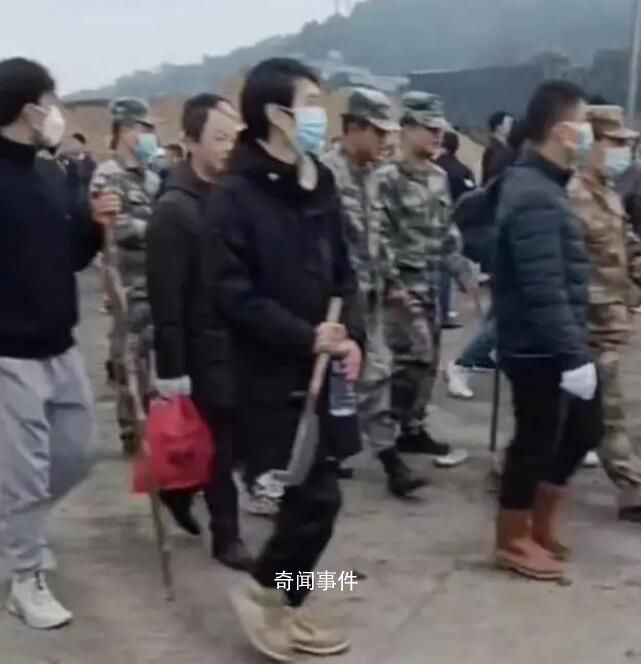 胡鑫宇父亲寻人时被问“怎么还在找”