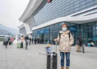 离家的行囊 满满当当装着家乡的各种特产