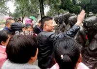 游客排长队打秦桧雕像 有人拿鞋底猛抽