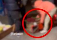 男子路边买车厘子被瞬间调包 动作非常熟练