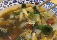 商家回应58元烩菜一片肉没有 商家：没法解释她吃到一半拍的视频