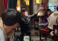 火锅店员工给顾客跪下道歉 产生纠纷的具体原因不方便透露