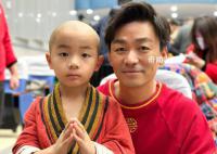 王宝强晒两个少林宝宝春晚合影