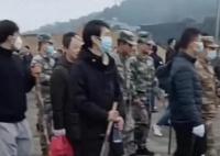 胡鑫宇父亲寻人时被问“怎么还在找”