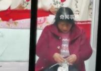 儿子将返程 妈妈深夜为其洗鞋烤干
