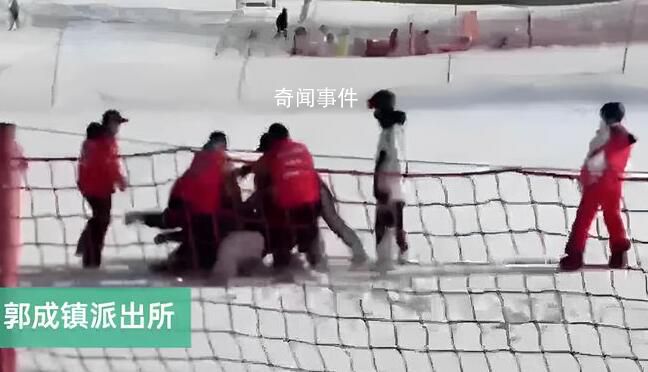 滑雪场工作人员群殴游客?警方回应