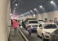 节后返程堵车 众人隧道内跳绳打球