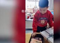 男孩打开新年礼盒发现是试卷后大哭 寒假作业还没有写完