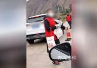 云南一地红马甲拦旅游车收卫生费 因游客太多乱丢垃圾