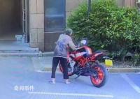 车主称故意推倒摩托车的老人已去世 并要求民事赔偿