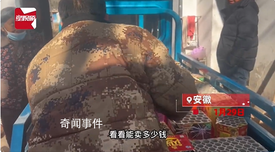 夫妻过年捡烟花纸壳7天捡5000斤 院子里已经密密麻麻整齐的被堆满