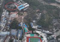 胡鑫宇遗体发现地的粮库拦起警戒线 疑似法医和警察在勘察现场
