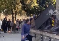 杭州岳庙秦桧像被砸烂9次 多地秦桧像被砸