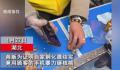 卖钢化膜商贩用顾客手机暴力砸核桃 网友：这样砸很伤内屏的