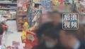 3男子自称教授辱骂殴打女店员 因要求送打火机被拒