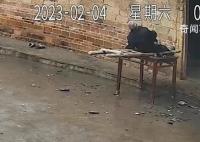 监控中看到老父从房顶摔下 儿子泪崩